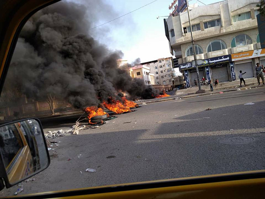 قطع الشوارع في الشيخ عثمان